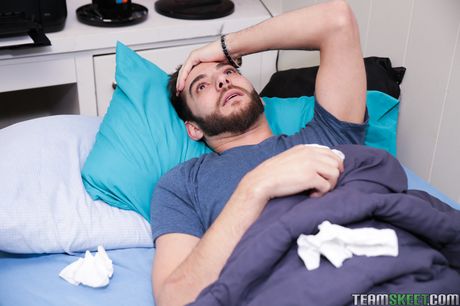 Den sart amerikanske skønhed Nina Skye får sin fisse penetreret af sin stedbror