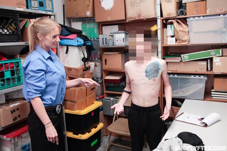 金髪のアメリカ人ママ、レイチェル・カヴァリが金物店で男とセックス