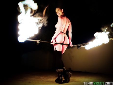 火辣辣的旋轉女郎 Jade Nile 被一根火熱的雞巴塞進喉嚨