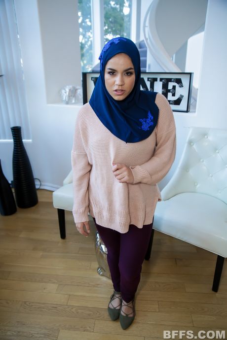 3人の美女が暗い部屋で黒人男に犯される