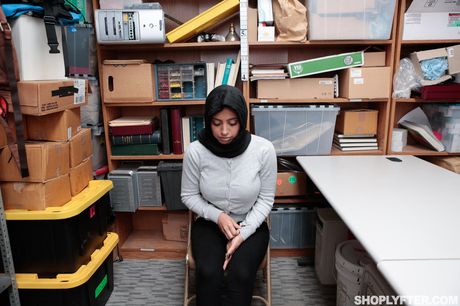 豐滿的美國、土耳其、墨西哥黑髮美女埃拉·諾克斯在辦公室裡被舔陰和操