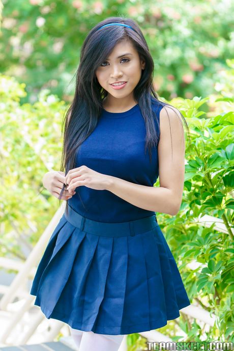 素敵なアジアのベイビー、エンバー・スノーは屋外で彼女のあそこを舐められ、チンコをされる