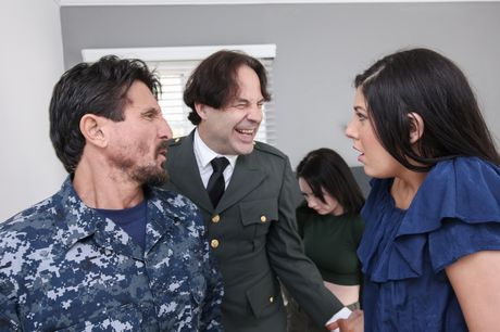 苗條女孩米蘭達米勒在四人性愛中被雙重操