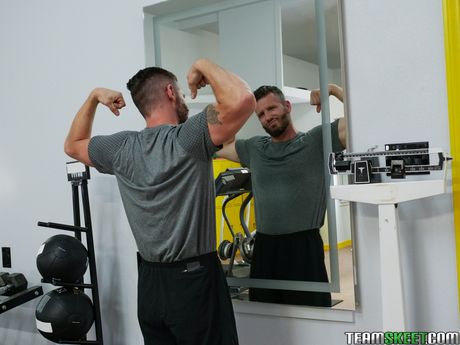 かなりアメリカ人、ジャマイカ人、メキシコ人の黒檀のティーン、アメジスト・バンクスがジムで彼女のオマンコを詰められる