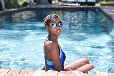 美國黑人美女 Daizy Cooper 在泳池邊被白色雞巴塞滿