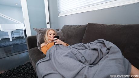 金髪のアメリカ人キュートなアナスタシア・ナイトが義理の弟とベッドでセックスをする