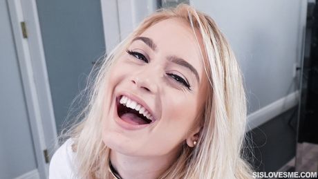 金髪のアメリカ人キュートなアナスタシア・ナイトが義理の弟とベッドでセックスをする