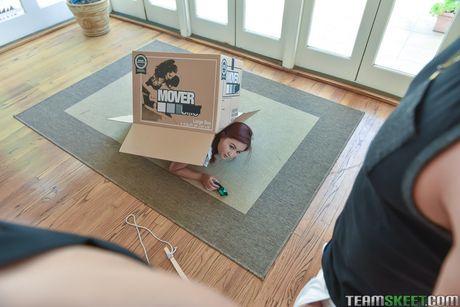 Brunøjede amerikanske, filippinske babe Phoebe Kalib bliver dobbeltkneppet i en trekant