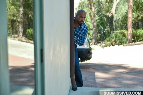 素敵な可愛いニーナ・ニルヴァーナが義理の兄にベッドで犯される