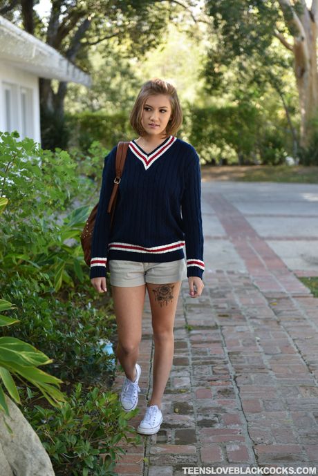 Brunhåret Riley Mae bliver dobbeltkneppet af sin stedbror