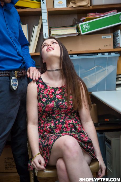 素晴らしいアメリカの美女アナスタシア・ローズはオフィスで彼女の猫を舐められ、チンポを犯される