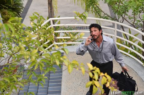 Mørkhårede babysitter Audrey Royal får sin kut fyldt af sin arbejdsgiver