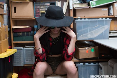 Brunette amerikanske pige Audrey Royal får sin twat slikket og skruet på kontoret