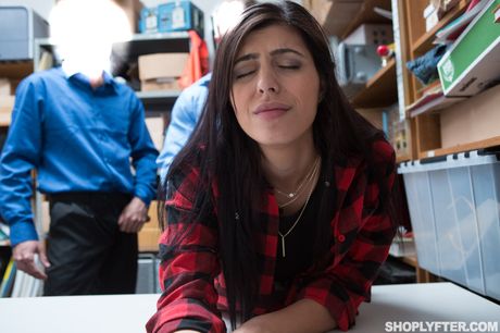 Brunette amerikanske pige Audrey Royal får sin twat slikket og skruet på kontoret