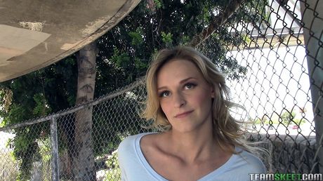 Slim Emma Hix gets her pussy licked and fucked in the pool by her stepdad