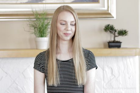 Blonde babe Abi Grace bliver kneppet i køkkenet af sin stedbror