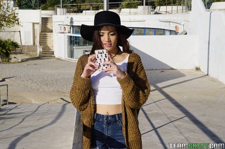 苗條的西班牙女孩佩內洛普·庫姆被一個帥哥舔陰和乾