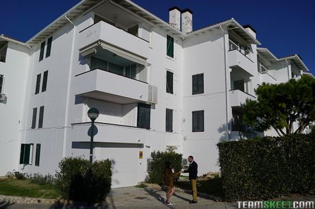 苗條的西班牙女孩佩內洛普·庫姆被一個帥哥舔陰和乾