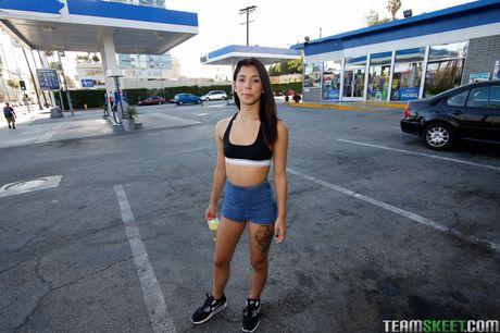 性感的巴西少女吉娜·瓦倫蒂娜在沙發上被舔陰和乾