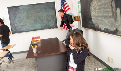 性感的美國女學生 Gabriella Ford 被老師幹了