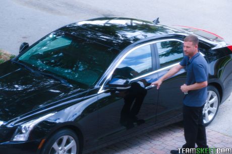 棕色眼睛的 Kimmy Granger 在戶外被操逼