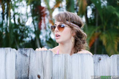 棕色眼睛的 Kimmy Granger 在戶外被操逼