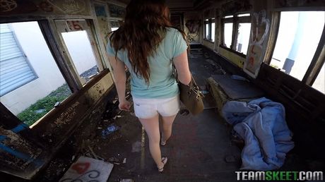 Gorgeous american doll Leigh Rose Loves Money and Dick gets her twat stuffed in POV