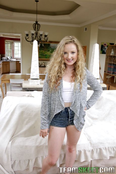 Full-Bosomed american blond Willow Lynn gets her twat stuffed by a horny neighbor