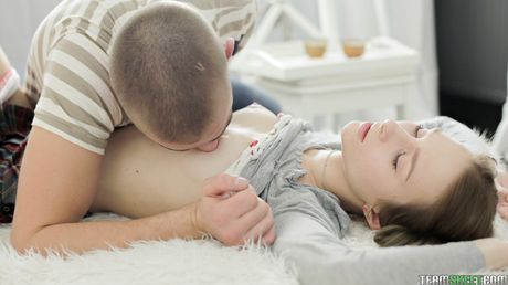 可愛的俄羅斯女學生愛麗絲馬歇爾被老師舔陰、乾