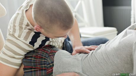 可愛的俄羅斯女學生愛麗絲馬歇爾被老師舔陰、乾