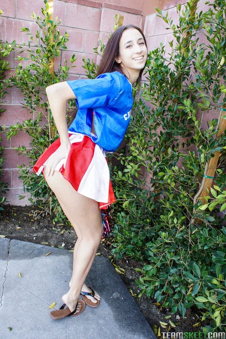 女子高生ベル・ノックスは大きなチンポでオマンコを舐められ、犯される