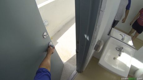 Stunning american girl Courtney Loxx gets her pussy licked and fuck