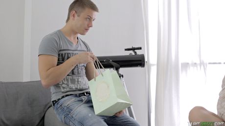 かわいいロシアの女の子ミア・リースは彼女の素敵なお尻を突き刺される