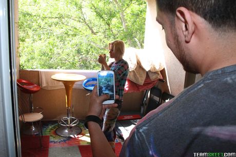 金髮碧眼的葡萄牙封面女郎 Charlyse Bella 被一名淫蕩的機械師塞滿陰道