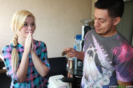 金髮碧眼的葡萄牙封面女郎 Charlyse Bella 被一名淫蕩的機械師塞滿陰道