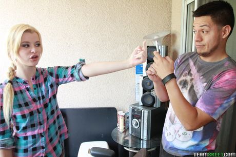 金髮碧眼的葡萄牙封面女郎 Charlyse Bella 被一名淫蕩的機械師塞滿陰道