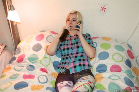 金髮碧眼的葡萄牙封面女郎 Charlyse Bella 被一名淫蕩的機械師塞滿陰道