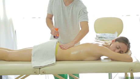 黒髪のロシア人ティーン、アルナ・アゴラがマッサージ師にオマンコを舐められ、犯される