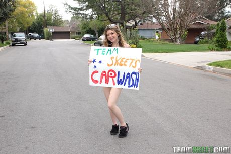 細身の美女アリス・ホワイトが洗車場でオマンコを舐められ、犯される