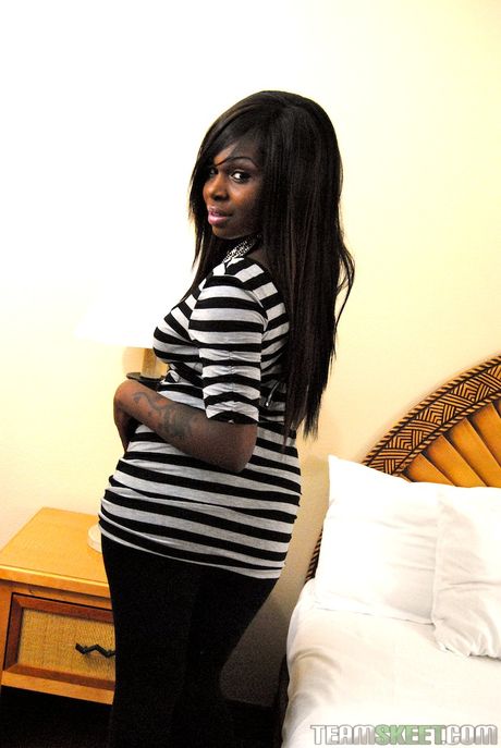 Ebony amerikansk skønhed Tatiyana Foxx viser sine store sæder og får en dicking på sengen