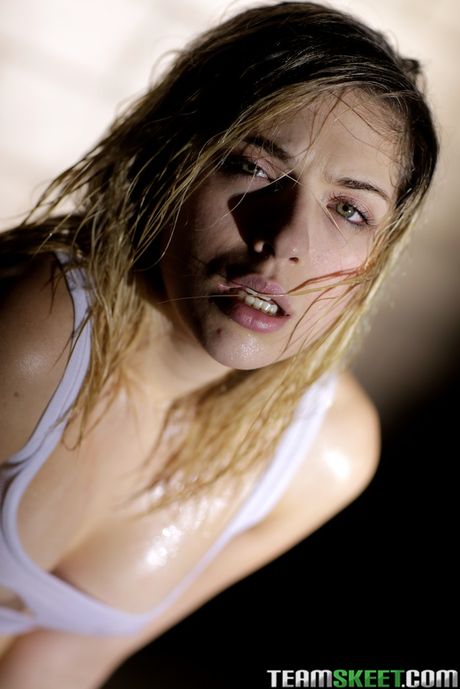 Den slanke amerikanske blonde Lia Lor får sin twat slikket og kneppet af en muskuløs fyr