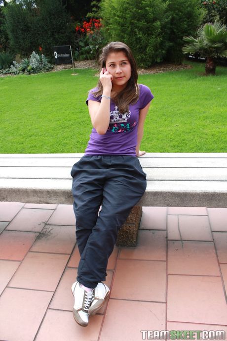 ラテン系のカバーガール、ユリッサ・カマチョが毛深いオマンコを野外で犯される