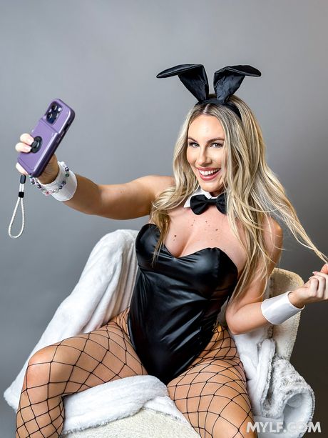 Bunny Madison er en hot pornostjerne, der elsker at blive kneppet