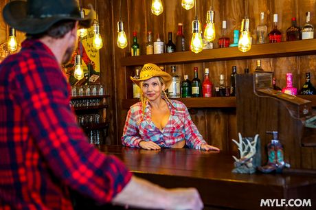 Lyshåret cowgirl Christie Stevens får sine store bryster og fisse kneppet udendørs