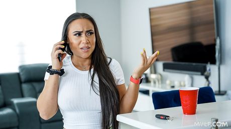 拉丁美女 Carmela Clutch 與黑人男子肛交後被內射