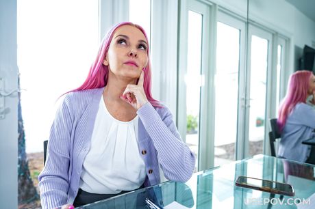 ピンク髪のポルノスター、アリーヤ・ラブがキッチンでオマンコをいっぱいにされる