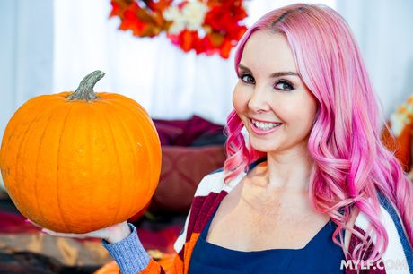 アリーヤ・ラブはピンク色の髪でセックスするのが大好きなホットなポルノスターです