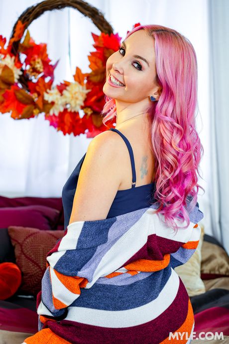 アリーヤ・ラブはピンク色の髪でセックスするのが大好きなホットなポルノスターです