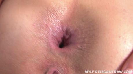 黑髮法國色情明星 Liza del Sierra 的大胸脯和屁股被 POV 操