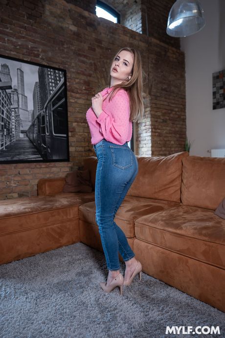 曲線美のロシア人クーガーキャンディアレクサは、キッチンで彼女の巨大なおっぱいとプッシーを犯される